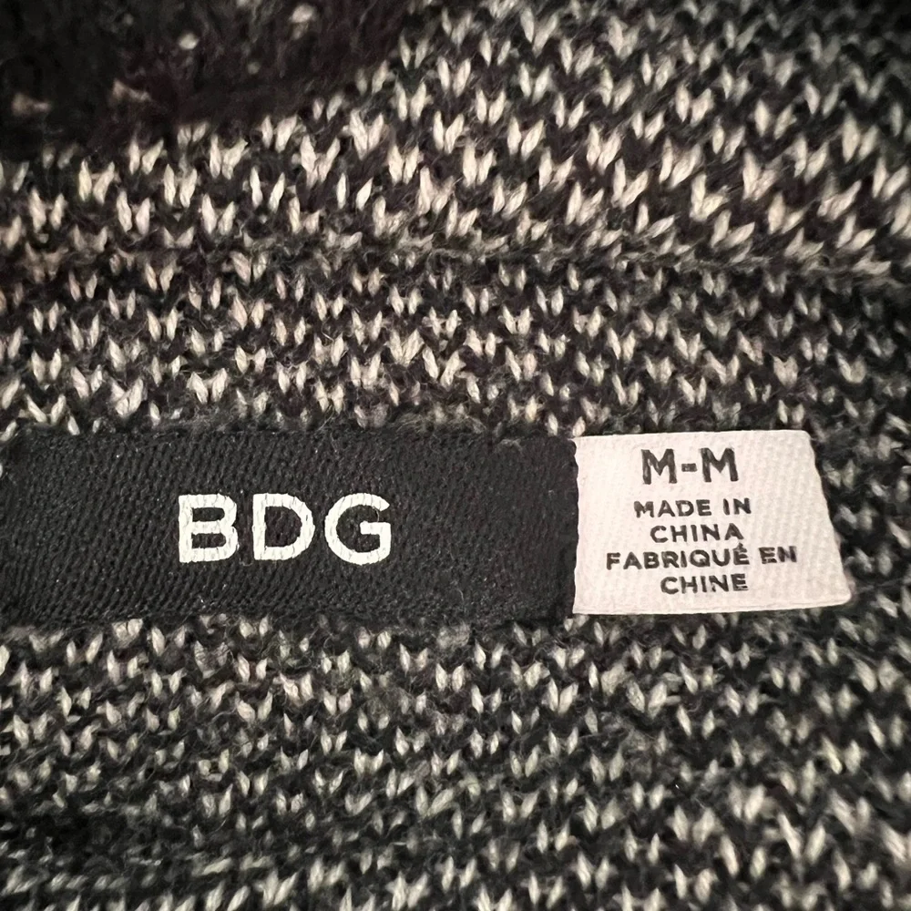 Urban Outfitters BDG black cowl neck cropped sweater size M